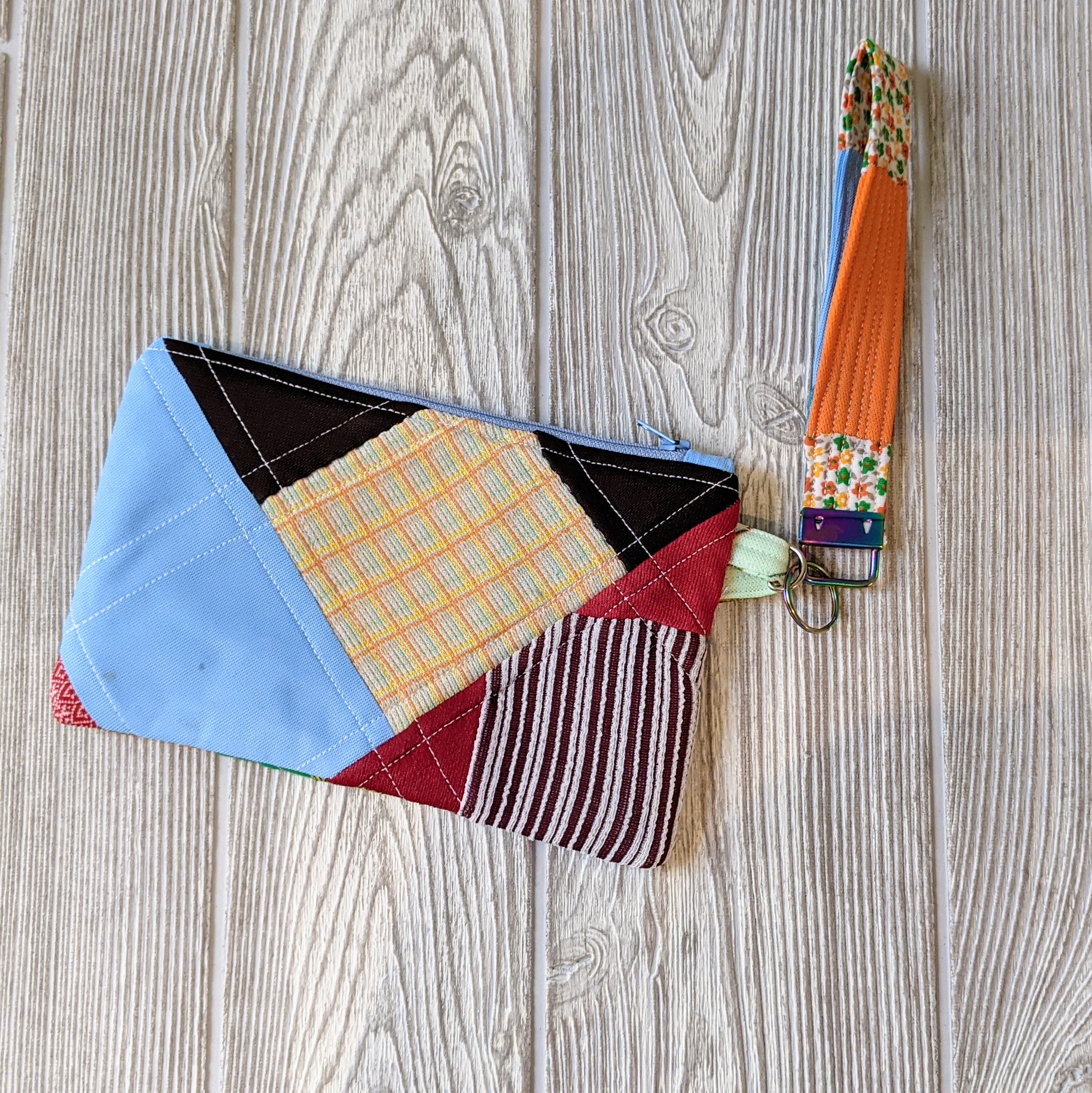 Coin purse with wristlet keychain